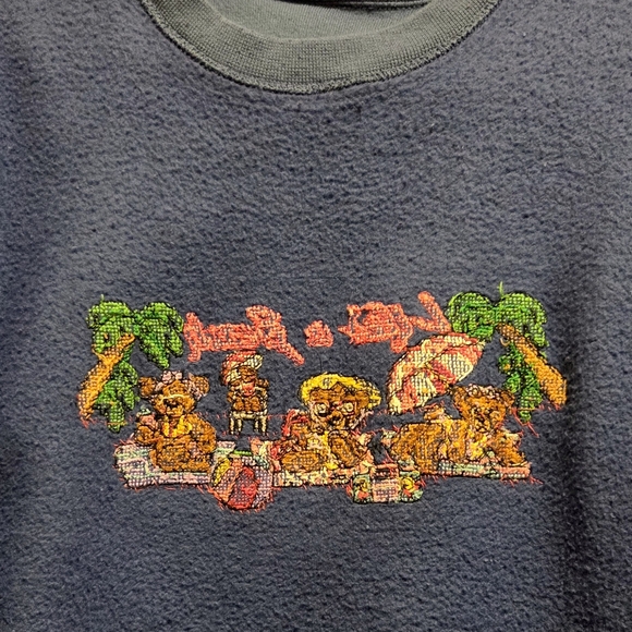 Vintage hand embroidered/cross-stitched beach bear sweatshirt size L - Picture 4 of 4